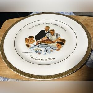 Norman Rockwell,“Freedom From Want” collectibleGold and White Decorative Plate